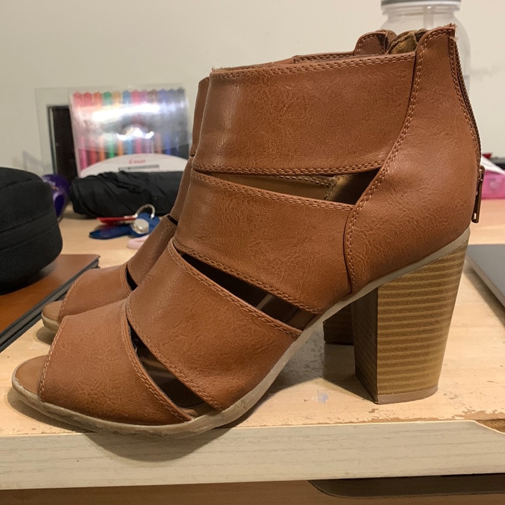 Like new heeled booties with cutouts